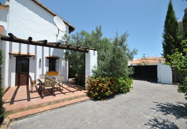 Terraza de esta casa con chimenea en Alhaurín el grande