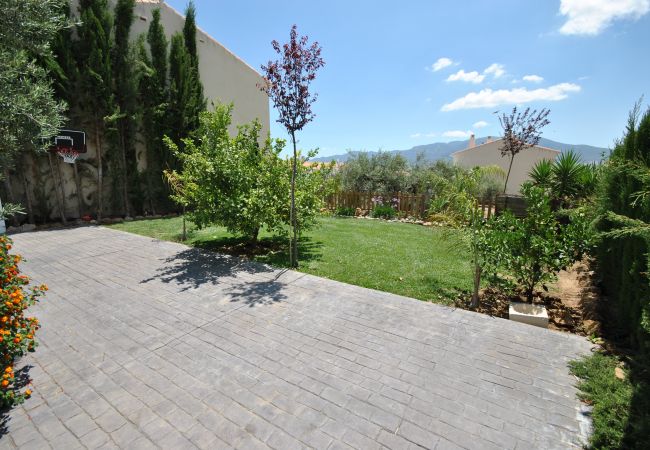 Jardín de esta casa con chimenea en Alhaurín el Grande