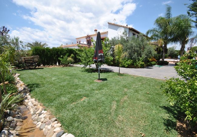 Jardín de esta casa con chimenea en Alhaurín el Grande