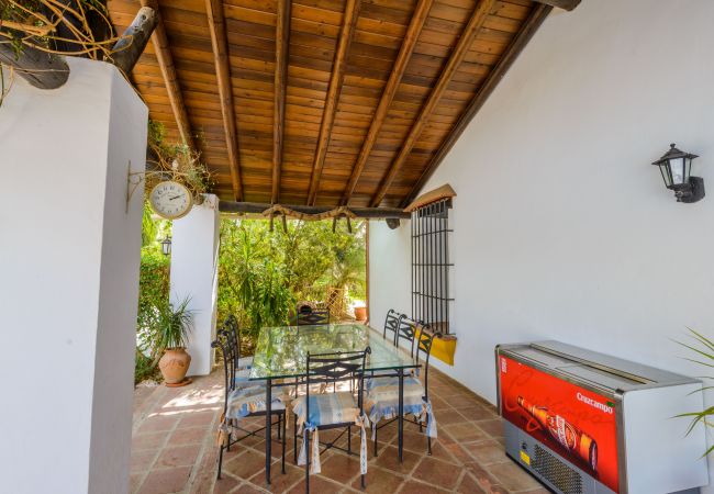 Terraza de esta casa con chimenea en Alhaurín el grande