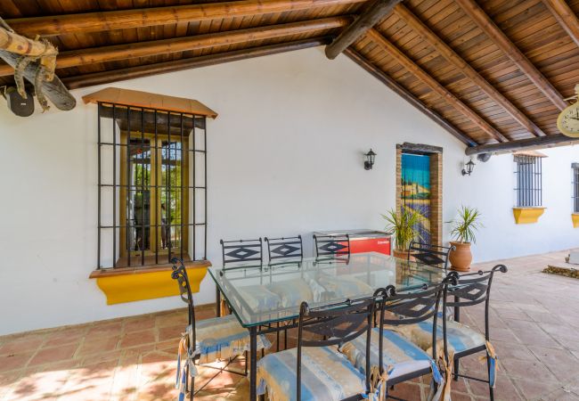 Terraza de esta casa con chimenea en Alhaurín el grande