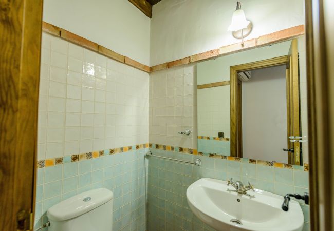 Baño de esta casa con chimenea en Alhaurín el Grande