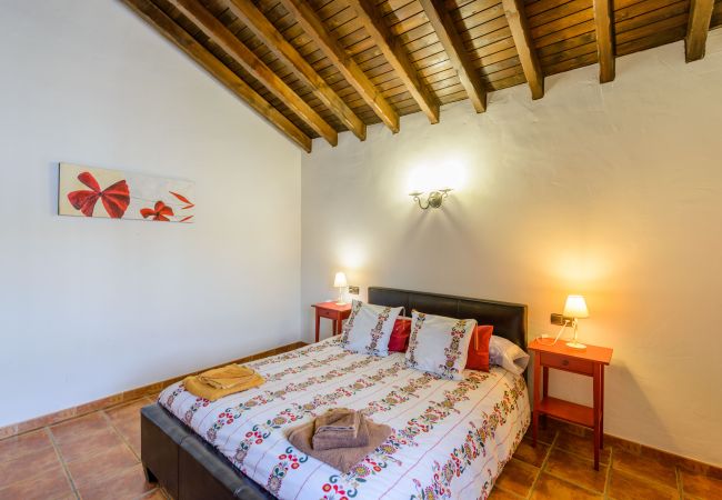 Dormitorio de esta casa con chimenea en Alhaurín el Grande