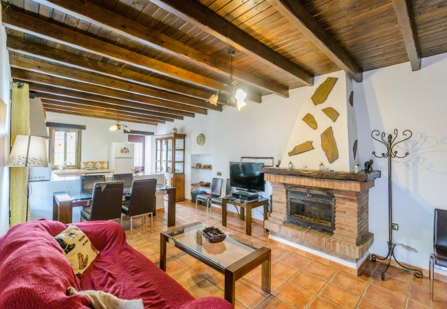 Salón comedor de esta casa con chimenea en Alhaurín el grande