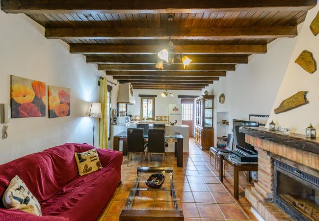 Salón comedor de esta casa con chimenea en Alhaurín el grande