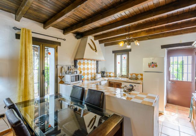 Salón comedor de esta casa con chimenea en Alhaurín el grande