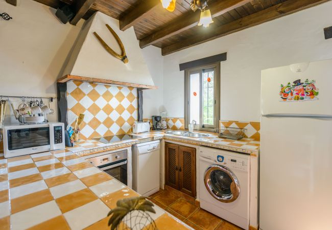 Cocina de esta casa con chimenea en Alhaurín el grande