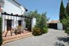 Terraza de esta casa con chimenea en Alhaurín el grande