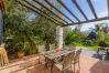 Terraza de esta casa con chimenea en Alhaurín el grande