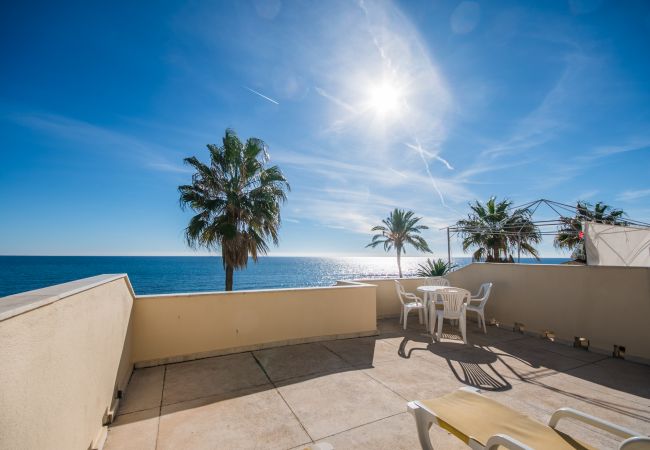 Terraza con vistas al mar de este apartamento en Mijas Costa