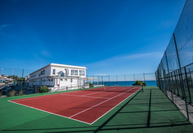 Pista de tenis de este apartamento en Mijas Costa