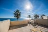 Terraza con vistas al mar de este apartamento en Mijas Costa