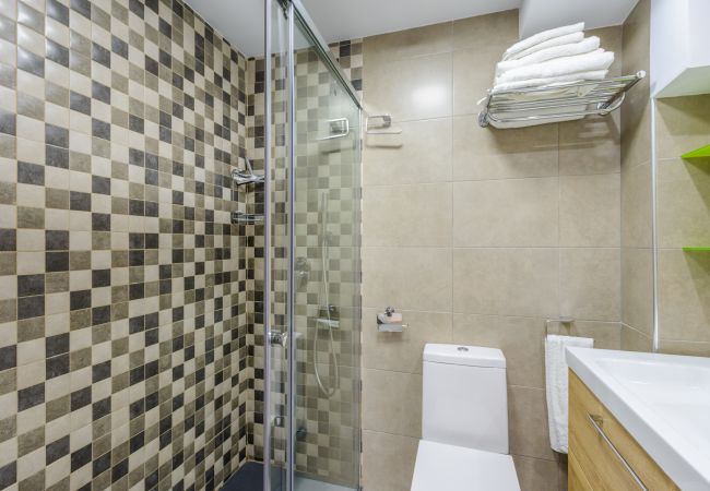 Baño de este apartamento en Benalmádena