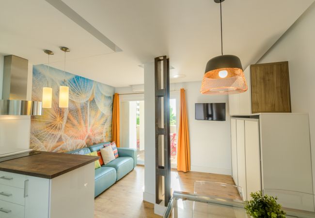 Salón comedor de este apartamento en Benalmádena
