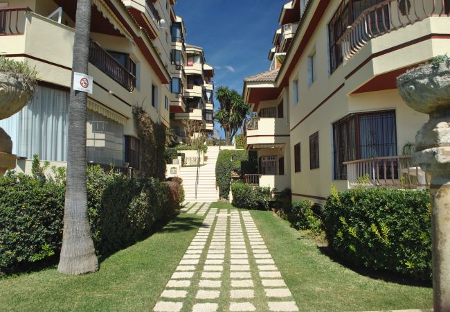 Jardines de este apartamento en Marbella