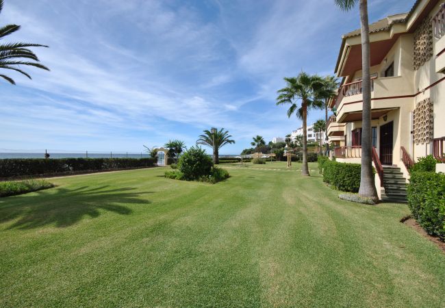 Jardines de este apartamento en Marbella