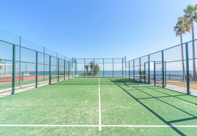 Pistas de padel de este apartamento en Marbella