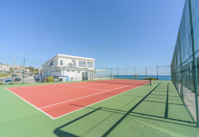 Pista de tenis de este apartamento en Marbella