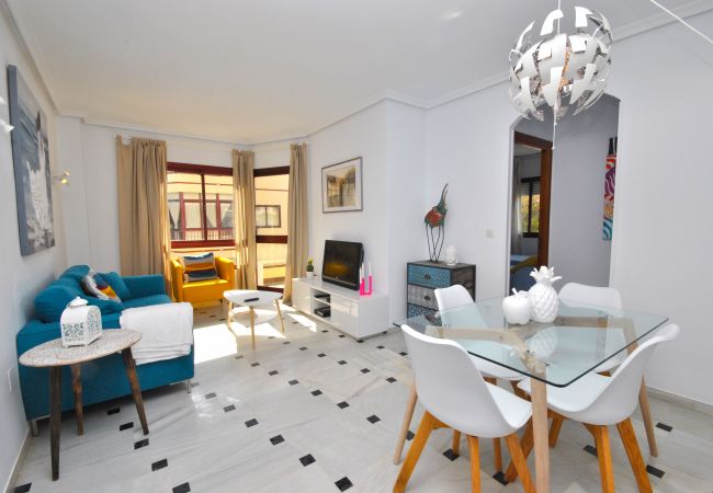 Salón comedor de este apartamento en Marbella