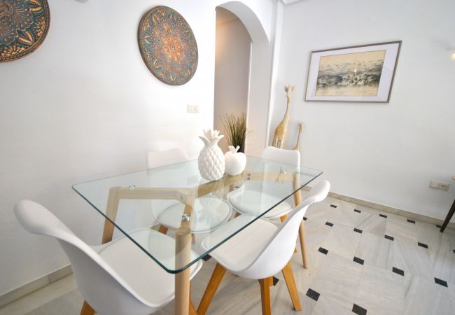 Salón comedor de este apartamento en Marbella