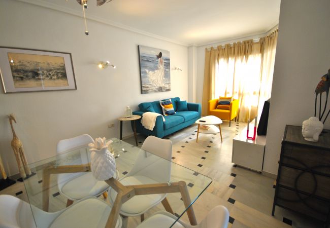 Salón comedor de este apartamento en Marbella