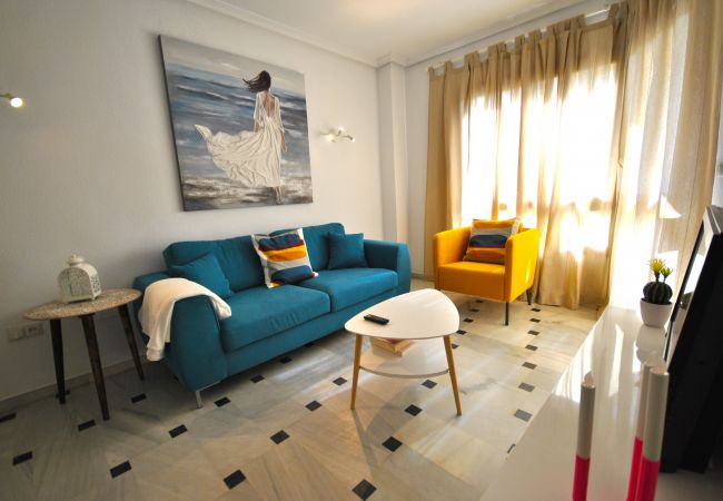 Salón comedor de este apartamento en Marbella