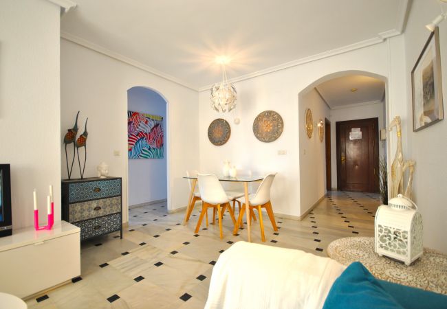 Salón comedor de este apartamento en Marbella