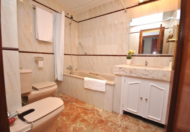 Baño de este apartamento en Marbella