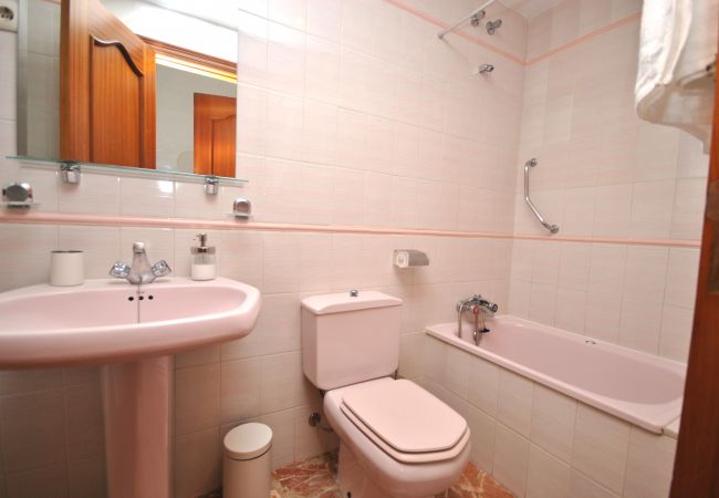 Baño de este apartamento en Marbella