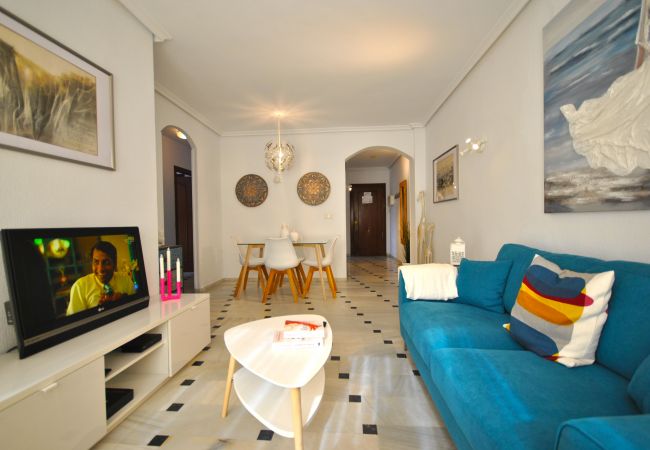 Salón comedor de este apartamento en Marbella