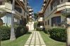 Jardines de este apartamento en Marbella