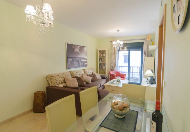 Salón comedor de este apartamento en Fuengirola