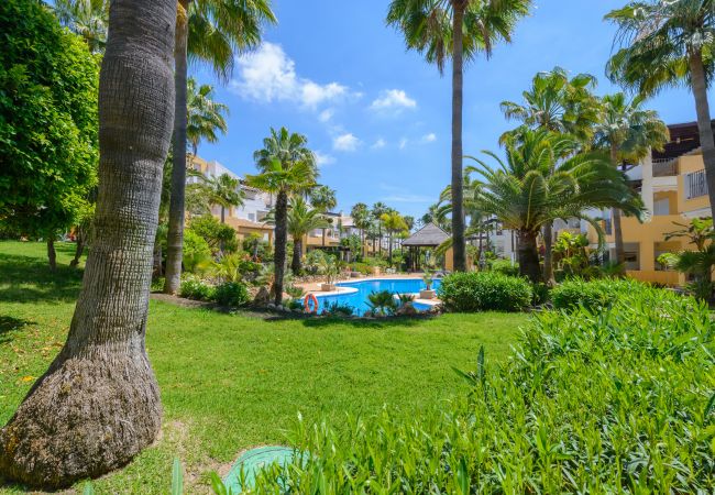 Piscina comunitaria de este apartamento en Marbella