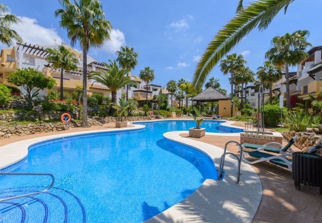 Piscina comunitaria de este apartamento en Marbella