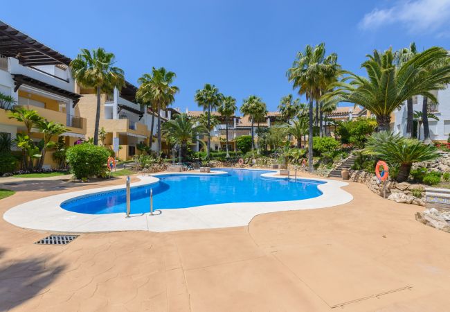 Piscina comunitaria de este apartamento en Marbella