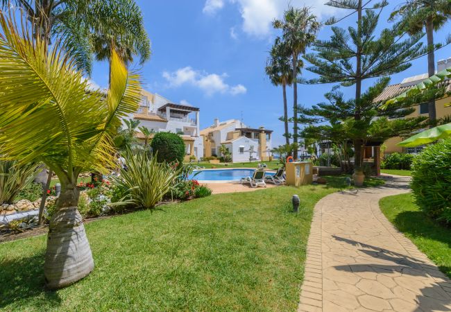 Jardín de este apartamento en Marbella