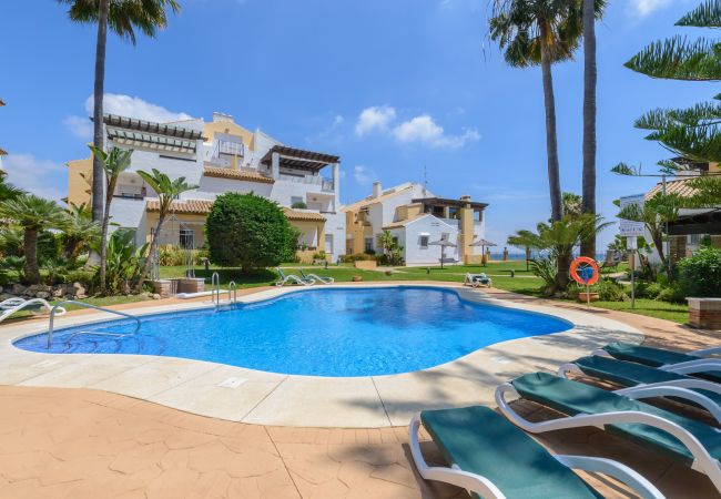 Piscina comunitaria de este apartamento en Marbella