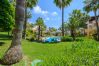 Piscina comunitaria de este apartamento en Marbella