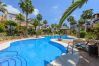 Piscina comunitaria de este apartamento en Marbella