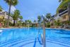 Disfruta de la piscina comunitaria de este apartamento en Marbella