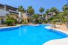 Piscina comunitaria de este apartamento en Marbella