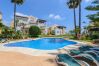 Piscina comunitaria de este apartamento en Marbella