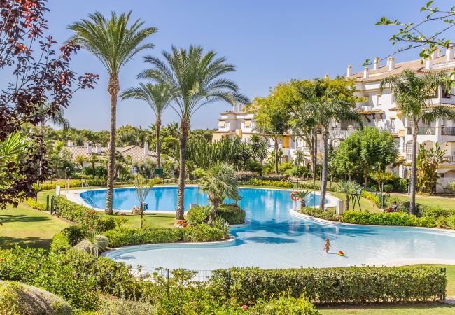 Piscina comunitaria de este apartamento en Nagueles (Marbella)