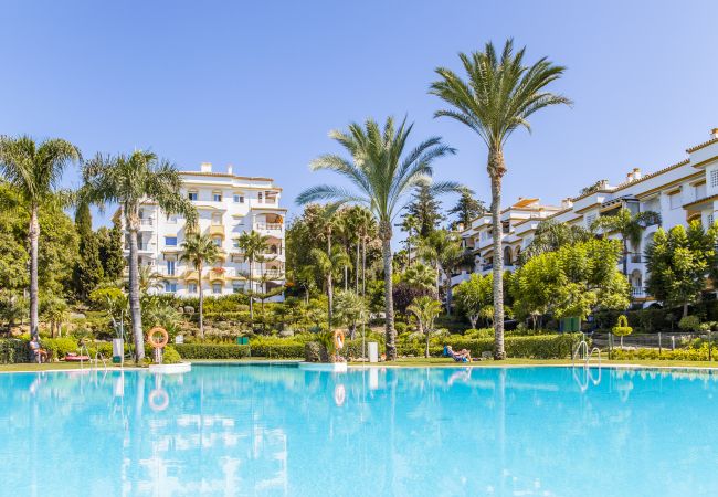 Piscina comunitaria de este apartamento en Nagueles (Marbella)