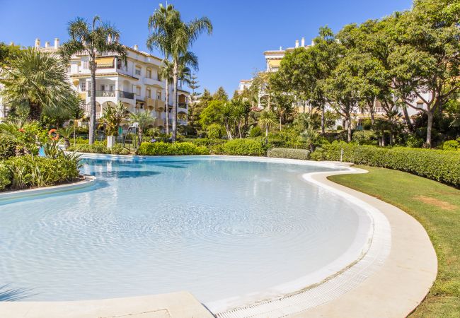 Piscina comunitaria de este apartamento en Nagueles (Marbella)