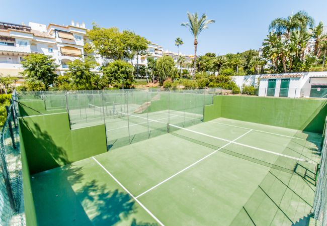 Pista de padel comunitaria de este apartamento en Nagueles (Marbella)