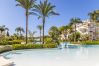 Piscina comunitaria de este apartamento en Nagueles (Marbella)