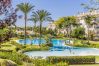 Piscina comunitaria de este apartamento en Nagueles (Marbella)