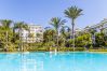 Piscina comunitaria de este apartamento en Nagueles (Marbella)