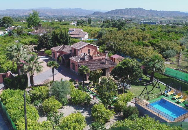 Vista aérea de la Villa Family de Cubo's, en el tranquilo entorno de Alhaurín el Grande